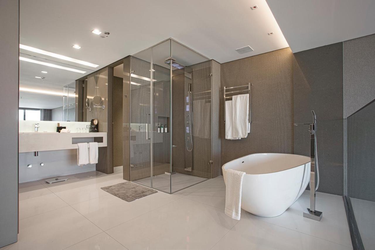 Suryaa Hotel Pinhais, Curio Collection By Hilton Extérieur photo