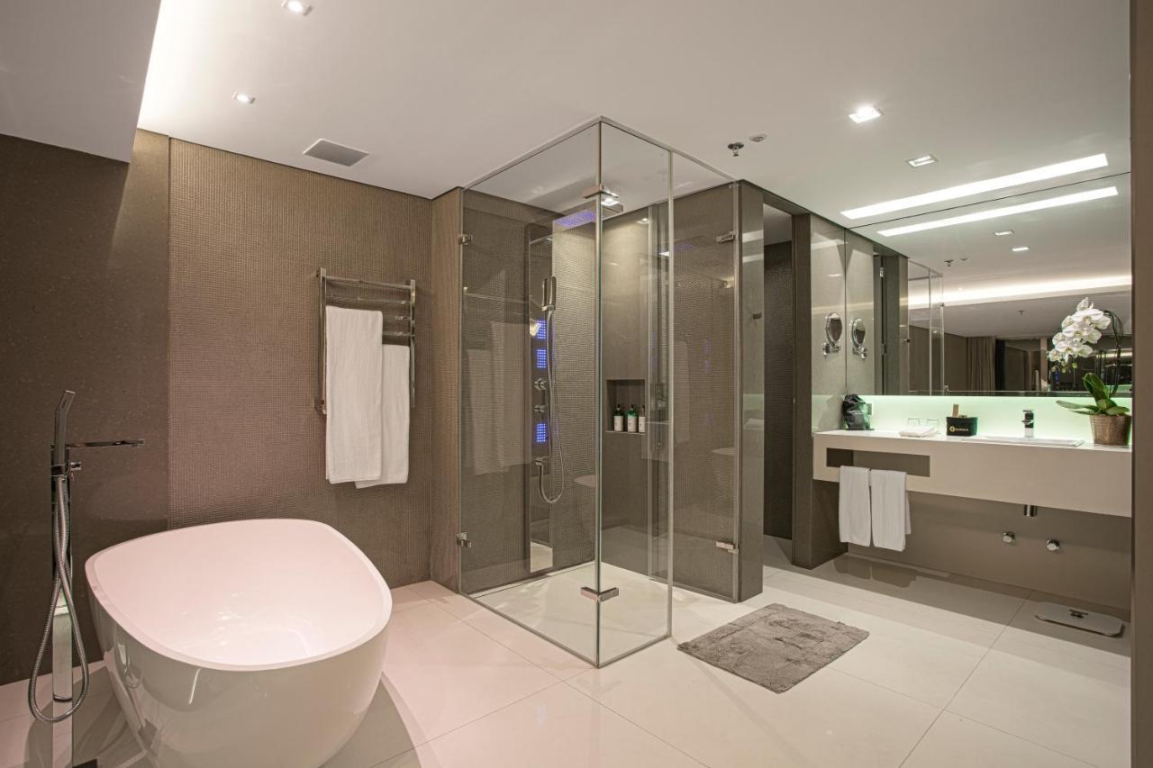 Suryaa Hotel Pinhais, Curio Collection By Hilton Extérieur photo